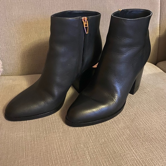 Black with rose gold. - Picture 1 of 4